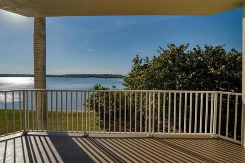 Bayview Oceanside Condo with Pool and Private Balcony Condominio in Seminole