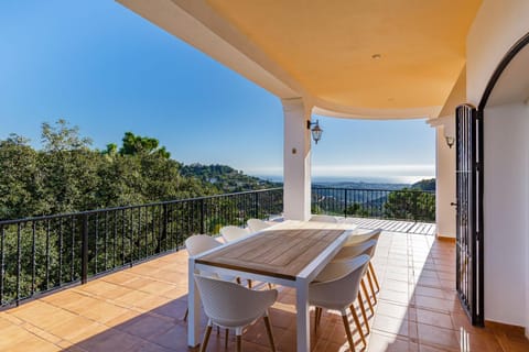 View (from property/room), Balcony/Terrace, Balcony/Terrace, Dining area, Mountain view