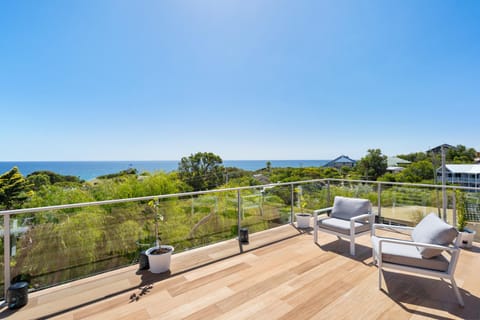 Oceanview Manor by "Peppy Beach Retreats" - Two Houses in One with Panoramic Views Casa in Peppermint Grove Beach