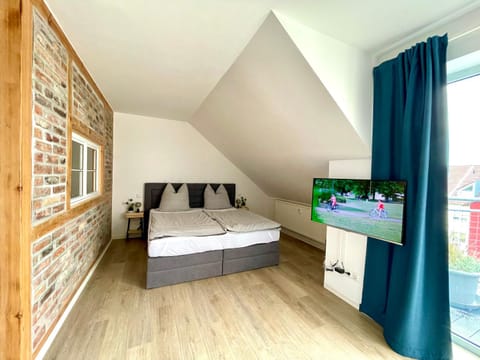 Bed, TV and multimedia, Bedroom