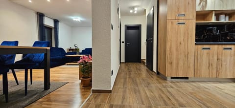 TV and multimedia, Kitchen or kitchenette, Living room, Seating area, Dining area