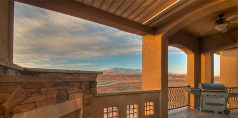 D13-Amazing Red Cliff View-Third Floor 3-bedroom Sunset View Hotel in Washington