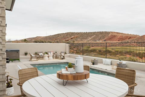 Golf Course Home - Private Pool, Hot Tub Rooftop Fire Pit 2264 Maison in Washington