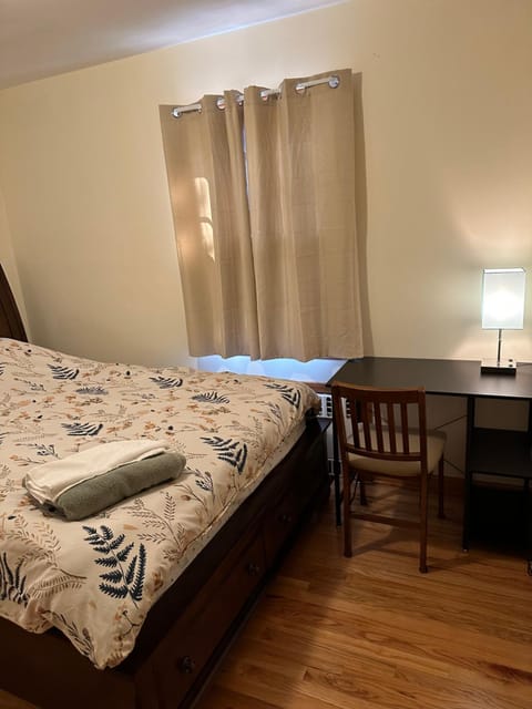 M1 Queen Size BedRoom with desk near Rutgers U & hospitals Vacation rental in New Brunswick
