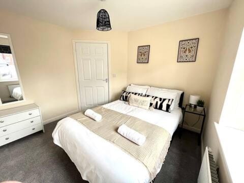 4 Bedroom House Spacious Free Parking, #1 Location House in Sunderland