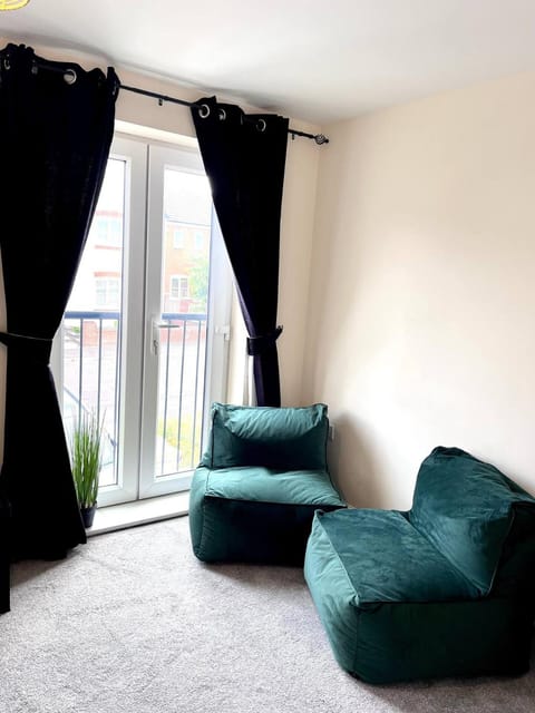 4 Bedroom House Spacious Free Parking, #1 Location House in Sunderland