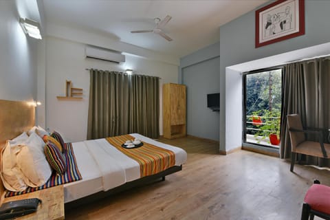 Bed, TV and multimedia, Photo of the whole room, Seating area, Evening entertainment, Bedroom, fireplace, towels, air conditioner