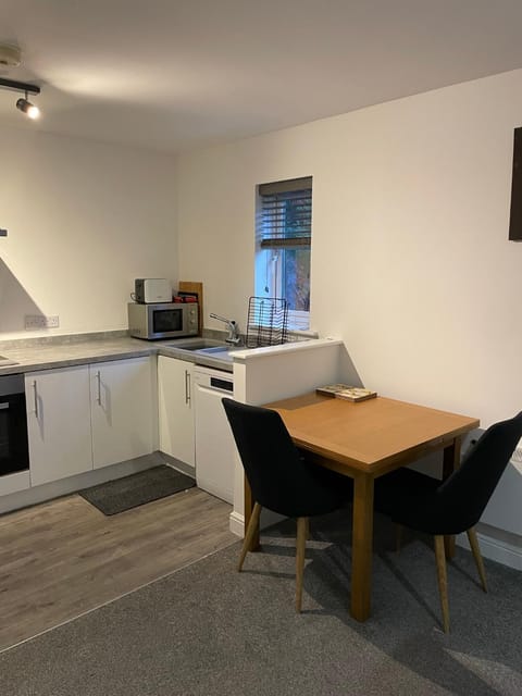 Large 2 bedroom apartment, 4 beds one 1 en-suite, Free parking Nr Chelt Elmore and Quays Apartment in Stroud District