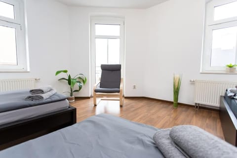 Schicke Wohnung mit 3 Schlafzimmern, vollausgestatteter Küche & Bad - Bettwäsche, Handtücher und WiFi inklusive Condo in Chemnitz