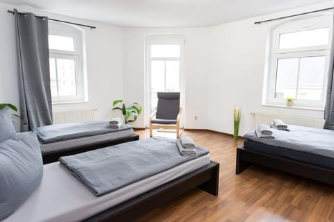 Schicke Wohnung mit 3 Schlafzimmern, vollausgestatteter Küche & Bad - Bettwäsche, Handtücher und WiFi inklusive Copropriété in Chemnitz