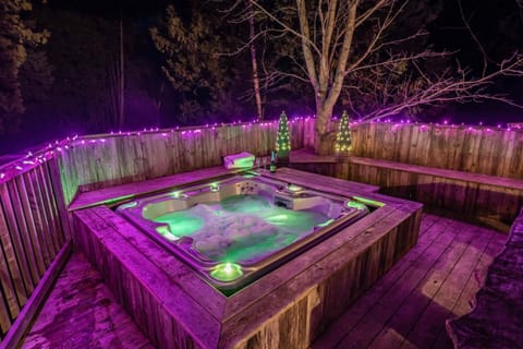 Hot Tub Waterfront Cottage - Near Sauble beach Haus in South Bruce Peninsula