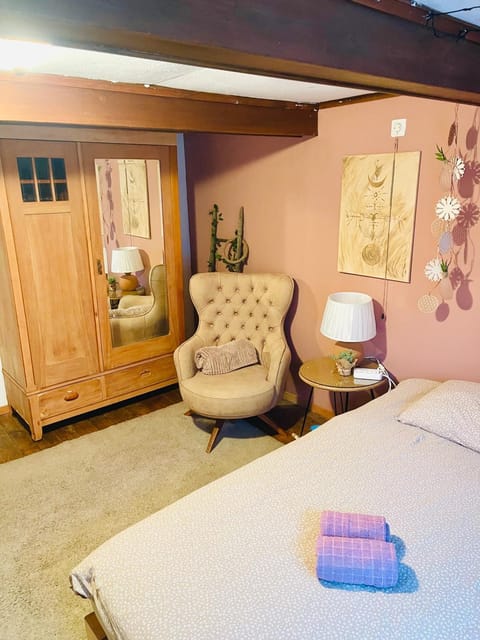 Bed, Photo of the whole room, Seating area, Bedroom, pet friendly