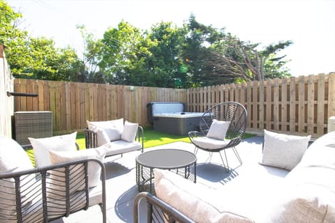 Patio, Day, Garden, Hot Tub, Seating area, Garden view