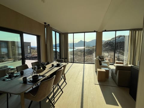 Living room, Seating area, Dining area, Mountain view