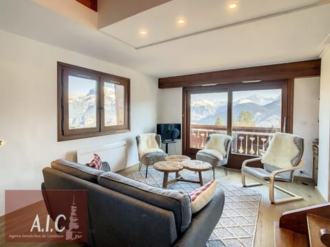 Duplex ski-in/ski-out face au Mont Blanc avec parking et wifi - FR-1-560-103 Apartment in Combloux