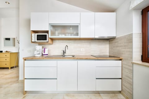 Day, Kitchen or kitchenette, Time of day, dishwasher, minibar, stove