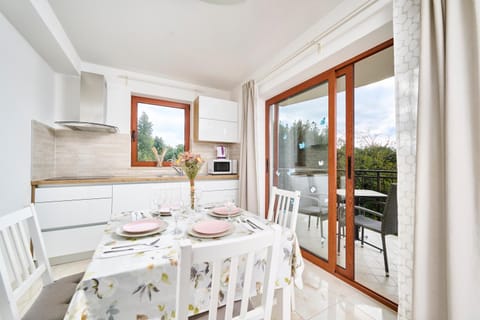 Day, Kitchen or kitchenette, Dining area, Time of day, minibar, stove