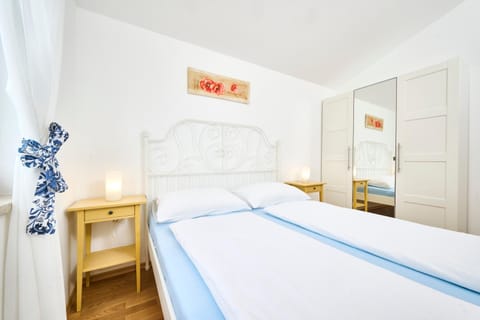 Bed, Day, Photo of the whole room, Bedroom, Time of day, wardrobe