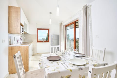 Spring, Day, Summer, Kitchen or kitchenette, Dining area, Time of day, minibar