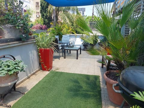 Seating area, Dining area, Garden view