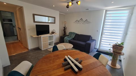 TV and multimedia, Living room, Seating area, Dining area