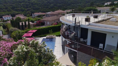 Grande Villa 350 M2, piscine chauffée vue mer et collines, CAVALAIRE sur mer, 10 personnes Villa in Cavalaire-sur-Mer