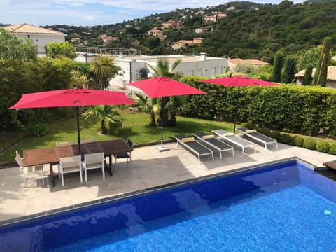 Grande Villa 350 M2, piscine chauffée vue mer et collines, CAVALAIRE sur mer, 10 personnes Villa in Cavalaire-sur-Mer