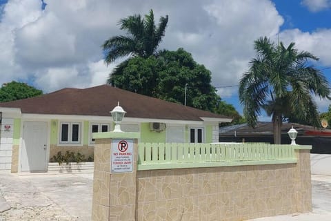 Budget & Basic in Local Neighborhood, 7min Drive to Downtown Nassau Beach Paradise Condo in Nassau