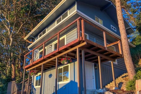 Tacoma Dash Point Beach Cabin with Balcony! House in Tacoma