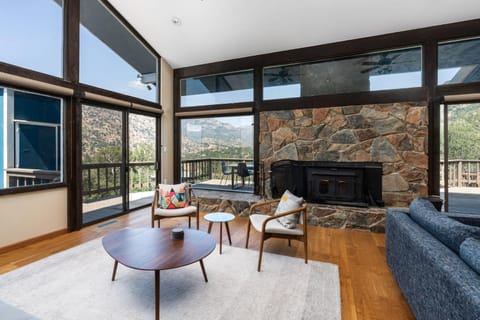 Mountain View, Hot Tub, Open Kitchen, 10m to Sequoia Haus in Three Rivers