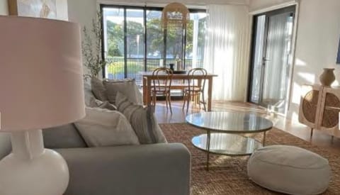 4BR Waterfront - Skippers Quarterdeck Villa in Lakes Entrance