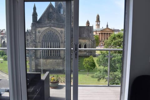 THE PAISLEY PENTHOUSE - ABBEY VIEW Apartment in Paisley