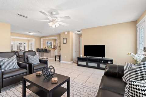 Cozy Family Getaway. Heated Pool and Spa House in Bradenton