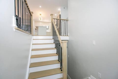 Modern Cozy Newly Upgraded Home Maison in Milton