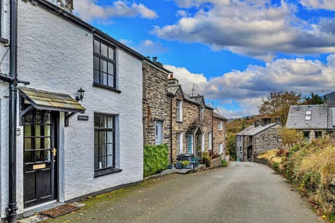 Property building, Facade/entrance, Neighbourhood, Street view