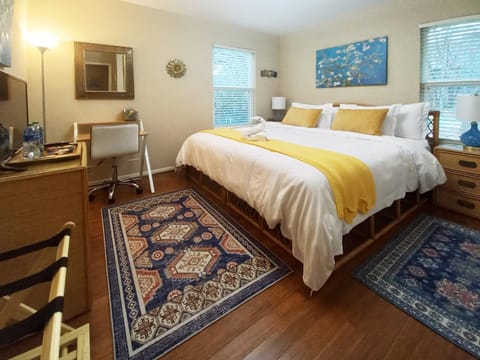 King Bed in Relaxing Oasis, with FREE Snack/Wi-Fi/Parking Vacation rental in San Marcos