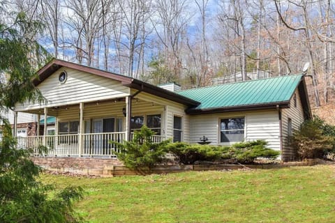 Hot tub & Fire pit, just 11 miles to downtown AVL House in Asheville