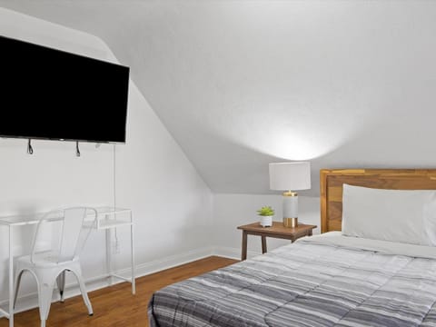 Bloomfield/Shadyside @V Modern and Bright Private Bedroom with Shared Bathroom Vacation rental in Shadyside