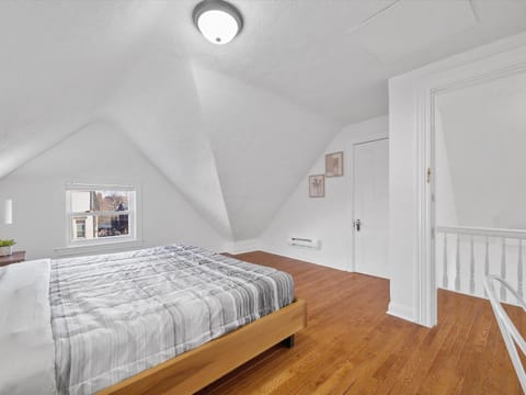 Bloomfield/Shadyside @V Modern and Bright Private Bedroom with Shared Bathroom Vacation rental in Shadyside