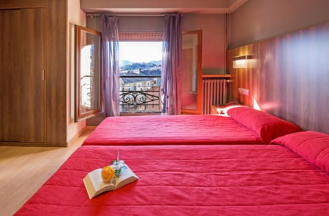 Bed, Photo of the whole room, Decorative detail, City view, Landmark view, Mountain view