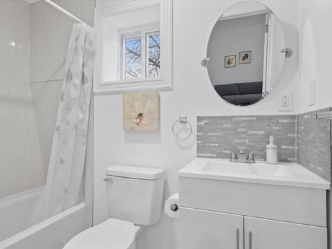 Bloomfield/Shadyside @E Stylish and Modern Private Bedroom with Shared Bathroom Vacation rental in Shadyside