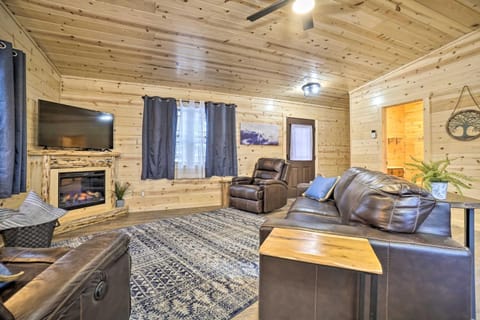 Quiet Pines Cabin with Hot Tub and Fishing Pond! Casa in Falls Township