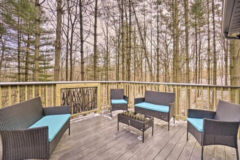 Quiet Pines Cabin Hocking Hills with Hot Tub and Pond Haus in Falls Township