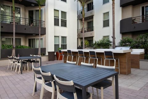 Villa Marina - Modern & Immaculate, Spacious, Gated Condo with Fireplace Pool, Gym, 2 Master Bedrooms Condo in Marina del Rey