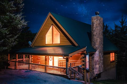 A Smoky Mountain Lake Cabin House in Douglas Lake