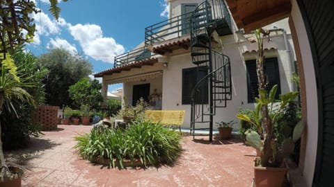 Appartamento in villa Mora vicino al mare- Wi-fi Apartment in Avola