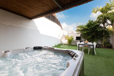 Garden, Hot Tub