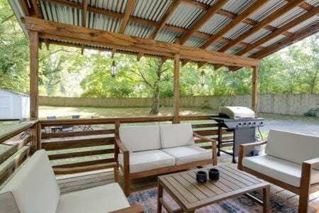 The Pennington - Roomy Dog-friendly Home with Yard House in East Nashville
