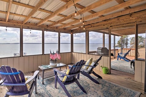 Waterfront Louisiana Vacation Rental with Dock! Casa in Toledo Bend Reservoir
