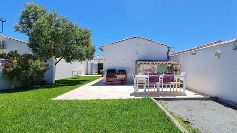 Superbe villa avec piscine chauffée, boulodrome et parking Villa in Sainte-Marie-de-Ré